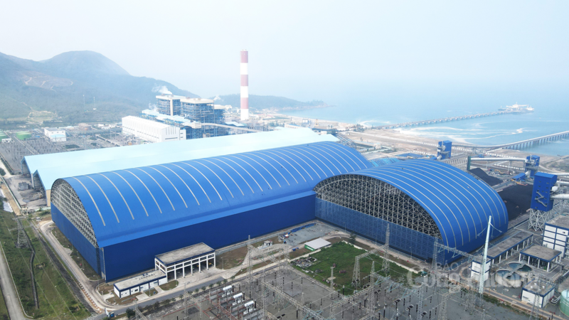 Sự cố sập mái kho than do bão số 10 cuối năm 2025 vẫn đang ảnh hưởng trực tiếp đến tiến độ COD của Nhà máy nhiệt điện Vũng Áng II. Ảnh: Trọng Tùng