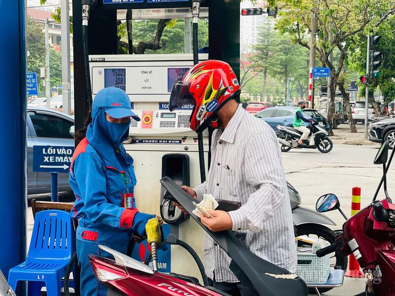 Nhiều cây xăng sẵn sàng cung cấp xăng sinh học tới người dân. Ảnh: Mai Linh