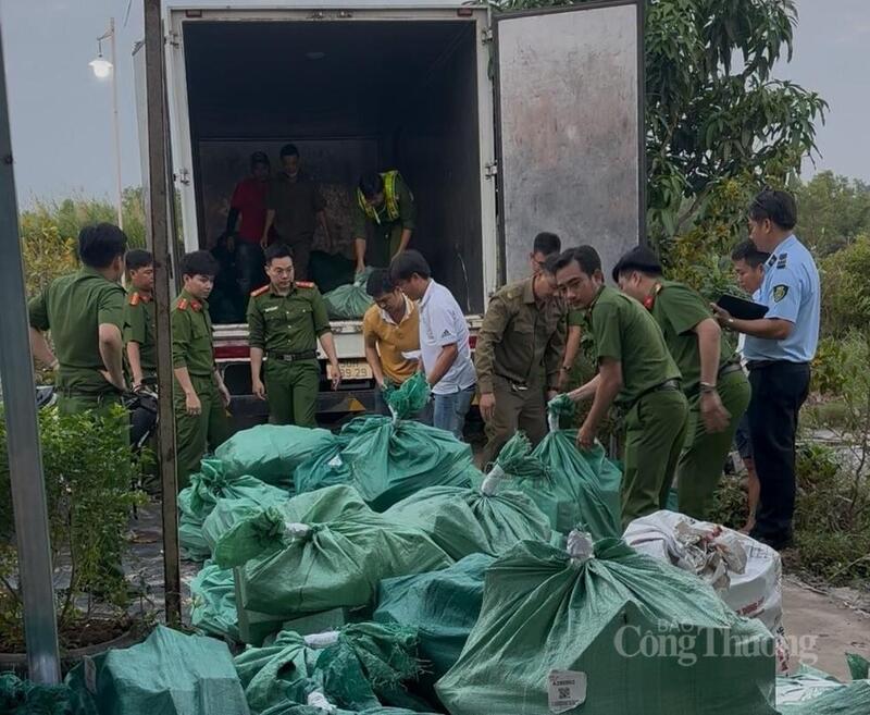 Chi cục Quản lý thị trường tỉnh Cà Mau phối hợp với Phòng Cảnh sát Kinh tế Công an tỉnh Cà Mau và Công an xã Tân Hưng tiến hành kiểm tra đột xuất cơ sở VNT (địa chỉ tại ấp Cái Rô, xã Tân Hưng) phát hiện 4.046 kg mỹ phẩm dạng kem không hóa đơn chứng từ. Ảnh: QLTT Cà Mau