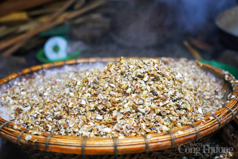 Muốn hến tách vỏ đều, nước phải sôi sùng sục, hơi nóng ấy phả thẳng vào mặt, vào mắt cay xè.