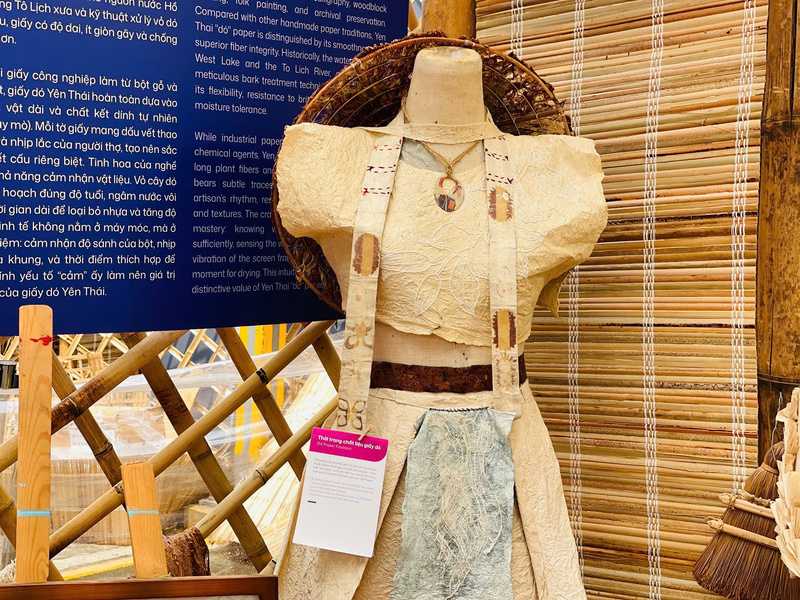 Để tạo ra sản phẩm giấy dó hoàn chỉnh gồm 4 bước chính: từ vỏ cây dó sau khi thu hoạch được ngâm, nấu, giã thành bột, pha với nhựa cây, xeo bằng khuôn tre, ép và phơi khô để tạo ra giấy dai, mịn, màu trắng ngà. Từ những nguyên liệu cơ bản ấy, có thể sáng tạo nên nhiều sản phẩm thời trang độc đáo, mang tính thẩm mỹ cao. Ảnh: Mai Linh