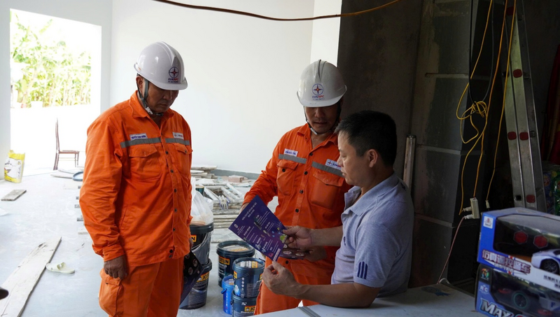 Công nhân Công ty Điện lực Hải Phòng tuyên truyền tiết kiệm điện cho người dân