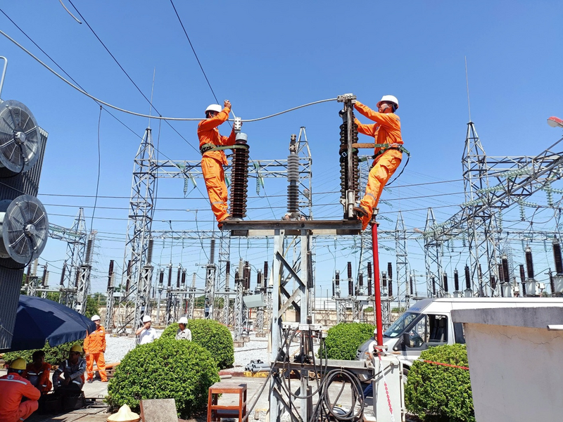 Công nhân Điện lực Hải Phòng bảo dưỡng, sửa chữa lưới điện. Ảnh: Minh họa