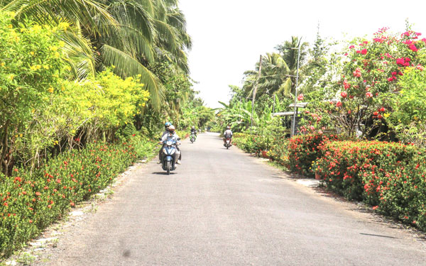 Một trong những tuyến đường sáng, xanh, sạch, đẹp ở xã Trà Côn. Ảnh: CẨM HUỆ