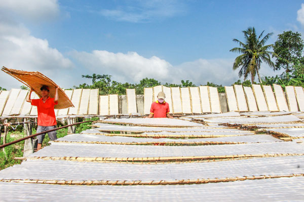 Các làng nghề truyền thống đang tích cực nâng cao chất lượng sản phẩm, cải tiến mẫu mã để đáp ứng nhu cầu thị trường. Ảnh: THẢO LY