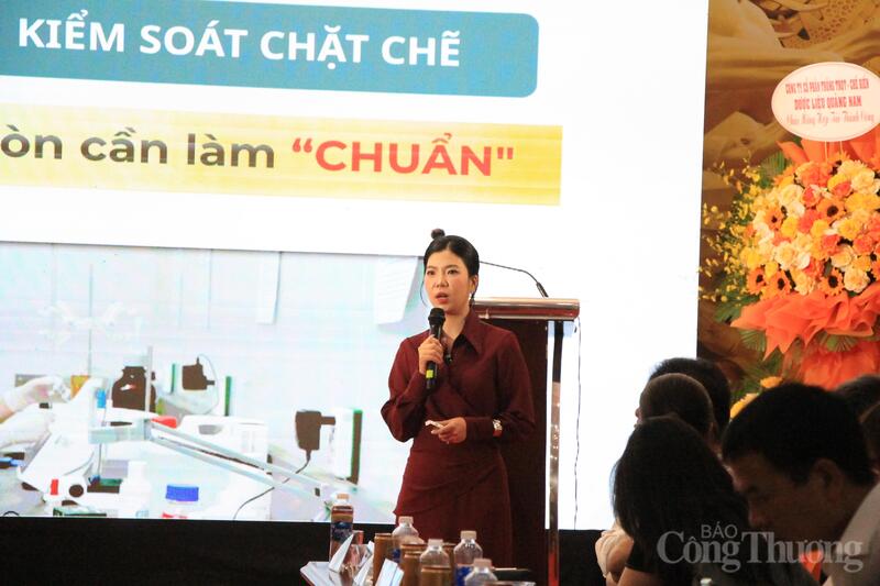 Bà Hoàng Minh Hạnh - đại diện Công ty Cổ phần thương mại Trường Nhân Pharma chia sẻ về đề án “Hành trình quốc bảo sâm Việt Nam và chuẩn hóa dược liệu Việt”. Ảnh: Hiền Mai