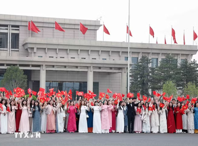 Đại biểu và kiều bào đón Tổng Bí thư, Chủ tịch nước Tô Lâm và Phu nhân tại sân bay quốc tế Thủ đô Bắc Kinh. (Ảnh: Thống Nhất/TTXVN)