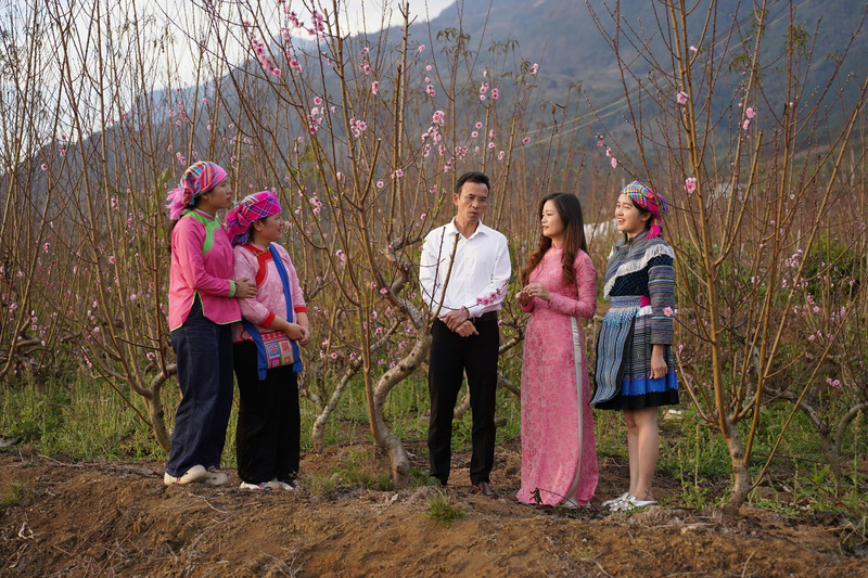 Ông Nguyễn Bá Kiện và bà Trần Thị Tân, Giám đốc Trách nhiệm xã hội của TikTok Shop cùng bà con Bình Lư chia sẻ về câu chuyện kinh doanh trên nền tảng TikTok Shop.