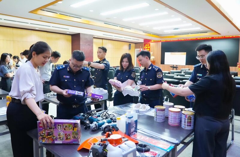 Tại hội thảo lực lượng chức năng chia sẻ kinh kiểm tra, kiểm soát hàng giả, hàng xâm phạm quyền sở hữu trí tuệ...