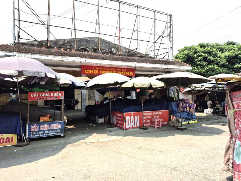 Trời nắng nóng nên từ 9h sáng tại các chợ đã vắng khách. Ảnh: Mai Liễu