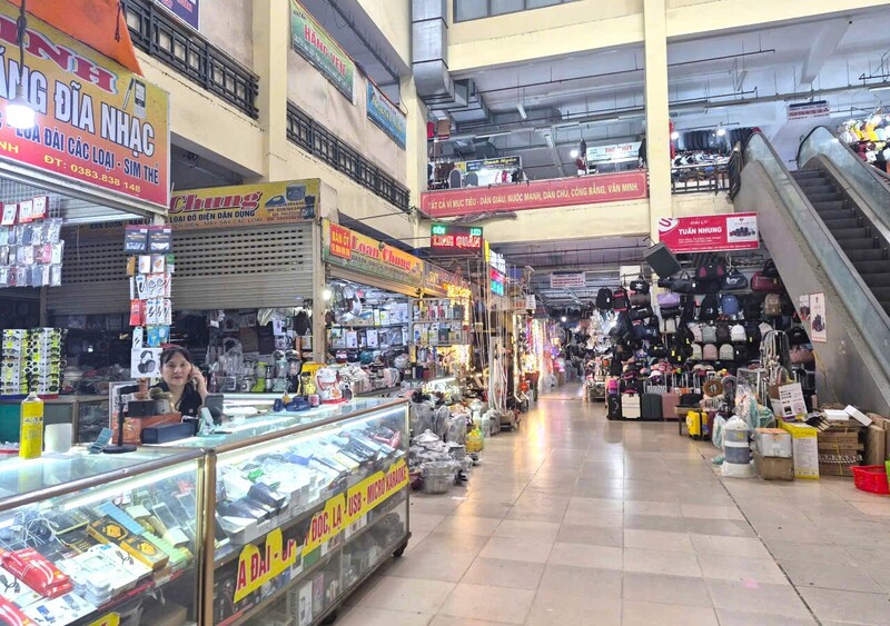 Chợ Vinh - chợ đầu mối lớn của tỉnh Nghệ An và khu vực cũng vắng khách trong mùa hè nắng nóng. Ảnh: Mai Liễu