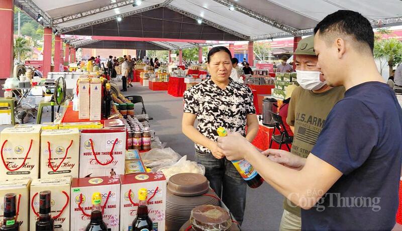 Đặc sản các địa phương tham gia xúc tiến thương mại tại sự kiện. Ảnh: Nguyễn Hạnh