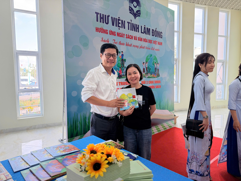 Sự kiện thu hút đông đảo học sinh, sinh viên và người dân tham gia với nhiều hoạt động đọc sách, giới thiệu sách, tặng ấn phẩm. Ảnh: Thanh Hải