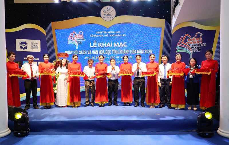 Các đại biểu cắt băng khai mạc Ngày hội Sách và Văn hóa đọc năm 2026 với chủ đề “Đọc để đổi mới - Học để vươn xa”. Ảnh: Mai Đông