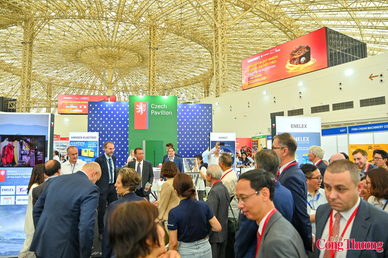 Trong ngày đầu khai mạc, triển lãm thu hút sự quan tâm đặc biệt của các doanh nghiệp, nhà đầu tư, đối tác, khách tham quan.