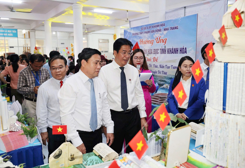 Các đại biểu tham quan mô hình trưng bày sách tại ngày hội. Ảnh: Mai Đông