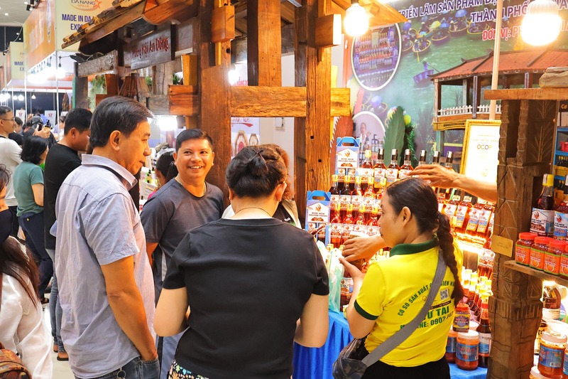 Các sản phẩm truyền thống kết hợp đổi mới sáng tạo để nâng cao giá trị xuất khẩu. Ảnh: Diễm Phúc