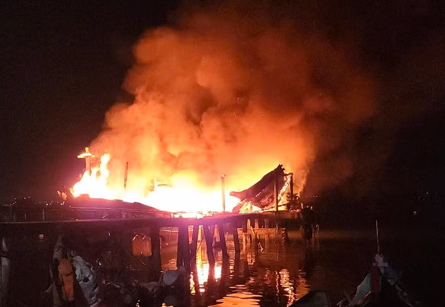 Đám cháy lớn bốc lên từ tàu cá khi đang neo đậu tại Tổ dân phố Hải Tiến, phường Thuận An, TP Huế.