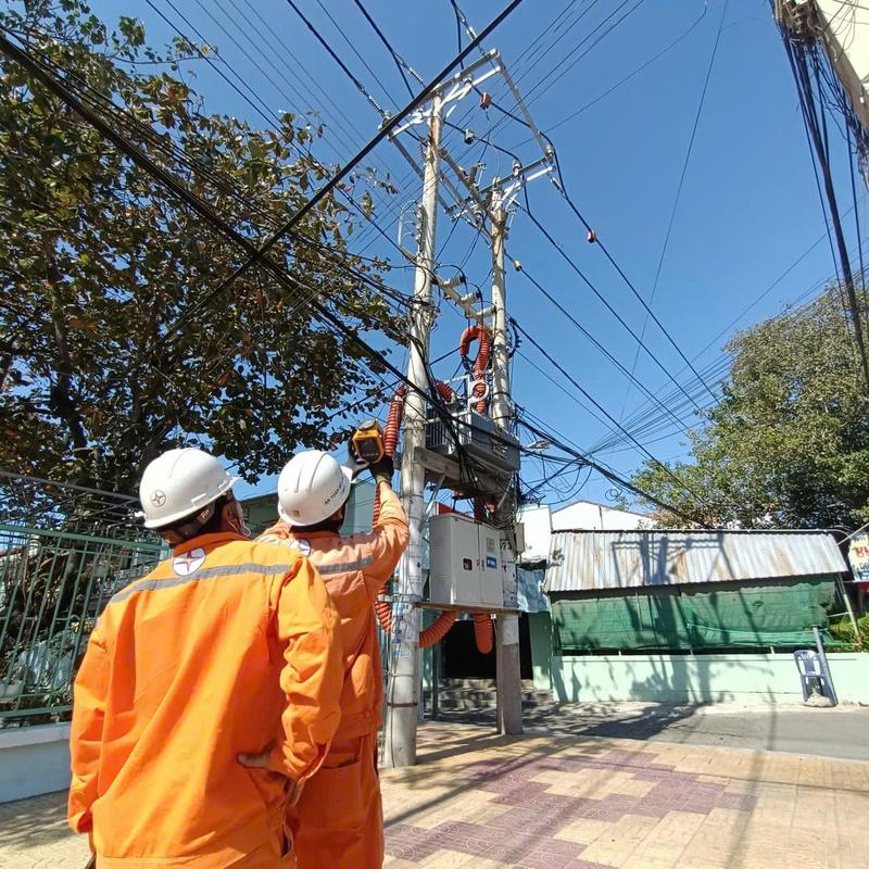 Công nhân Điện lực miền Trung sử dụng camera nhiệt kiểm tra thiết bị, phát hiện sớm và xử lý kịp thời các bất thường. Ảnh: Bình An