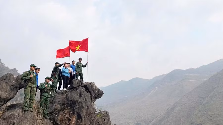 Lực lượng thanh niên tuần tra biên giới tại Đồng Văn.