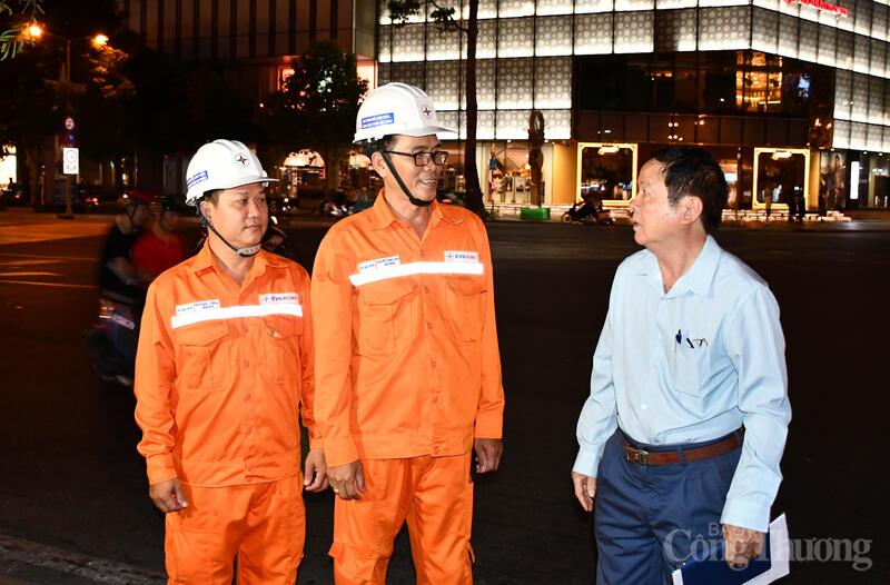 Ông Vũ Quang Đạo - Giám đốc Công ty Cổ phần Quảng cáo Hoa Sen, trao đổi với nhân viên ngành điện TP. Hồ Chí Minh lực tối 23/4. Ảnh: Thanh Minh