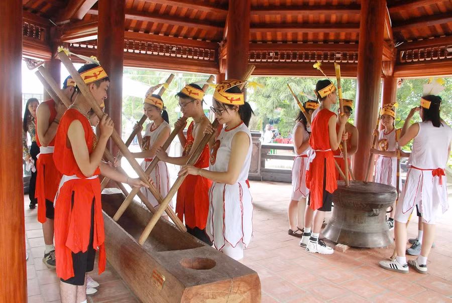 Trình diễn trống đồng, đâm đuống tại Nhà Công Quán (Khu Di tích lịch sử Đền Hùng).