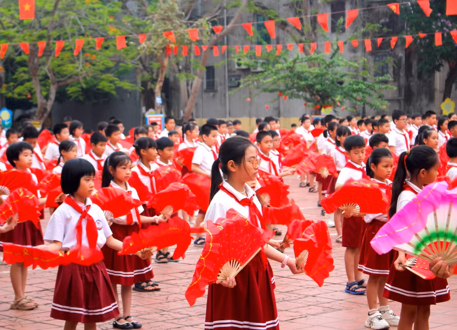 Hơn 250.000 học sinh tiểu học Hưng Yên tham gia đồng diễn nghệ thuật truyền thống chào mừng Ngày Giải phóng miền Nam 30/4 và Quốc tế Lao động 1/5.