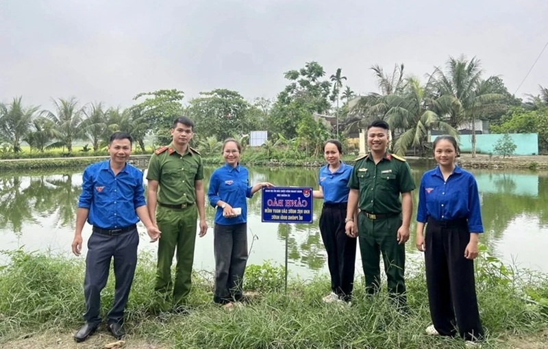 Đoàn Thanh niên xã Hoằng Sơn phối hợp với các lực lượng chức năng cắm biển cảnh báo khu vực nước sâu nguy hiểm để phòng đuối nước. Ảnh: Trần Hằng