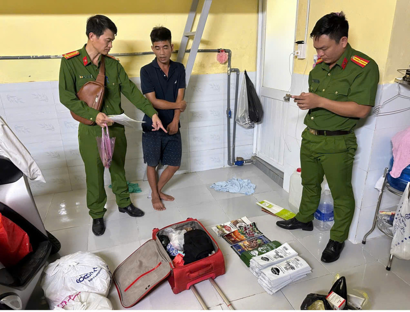 Đối tượng và tang vật bị phát hiện (Ảnh: Công an Quảng Trị)