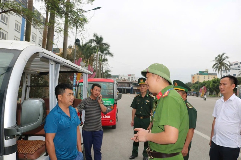 Ngoài công tác thu dọn vệ sinh, lực lượng chức năng xã Hoằng Tiến kiểm tra và nhắc nhở các tài xế xe điện tuân thủ quy định. Ảnh: Xuân Thảo