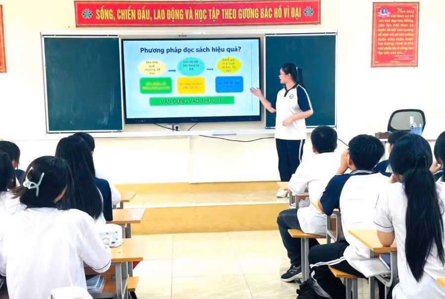 Gắn văn hóa đọc với chuyển đổi số tại Trường THCS Vũ Duệ, xã Lâm Thao.