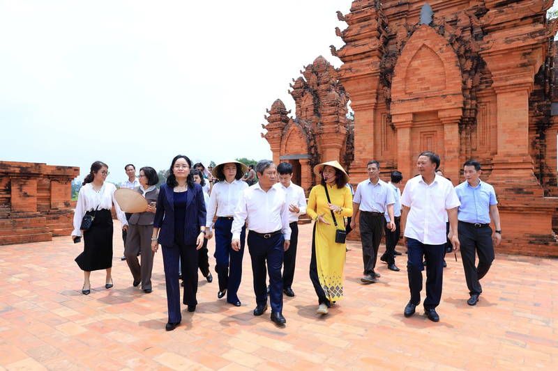 Lãnh đạo Bộ Văn hóa, Thể thao và Du lịch và UBND TP. Hà Nội tham quan, khảo sát tại Làng Văn hóa - Du lịch các dân tộc Việt Nam. Ảnh: Linh Phạm