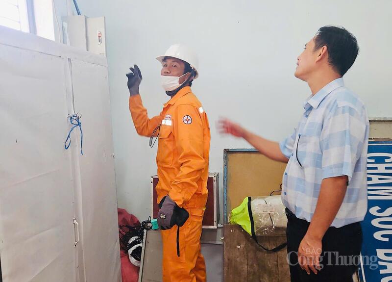 Anh Siu Sek 17 năm bền bỉ giữ sáng những đường dây điện. Ảnh: NVCC