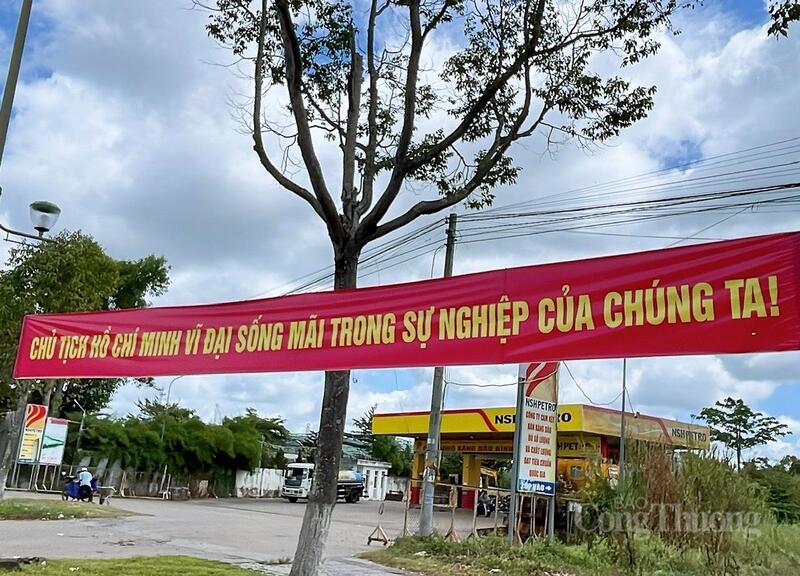 Băng rôn lớn mang thông điệp ca ngợi tư tưởng, đạo đức, phong cách Hồ Chí Minh.