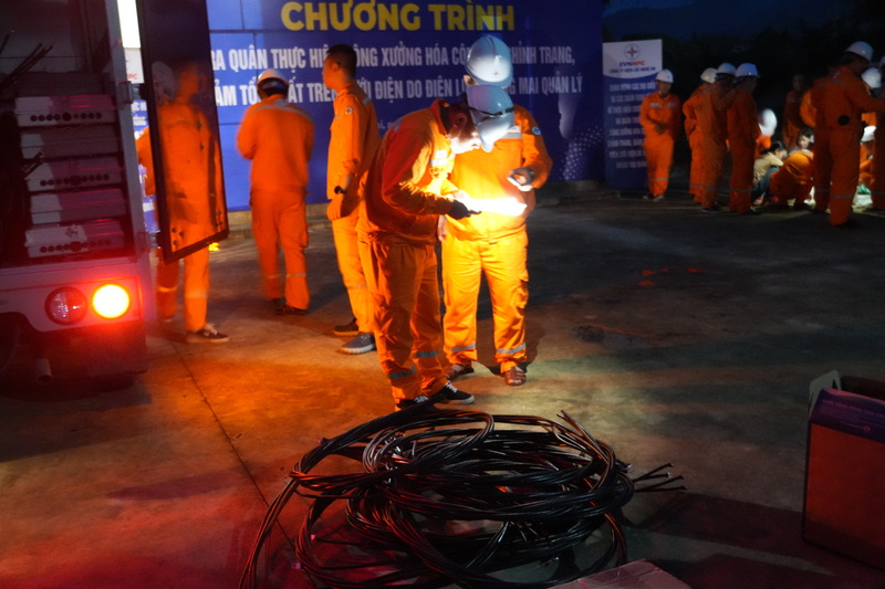 Từ sáng sớm tinh mơ, cán bộ, nhân viên Công ty Điện lực Nghệ An đã có mặt tại hiện trường, khẩn trương chuẩn bị đầy đủ vật tư, thiết bị để triển khai công tác công xưởng hóa, chỉnh trang lưới điện với tinh thần quyết tâm, nỗ lực góp phần kéo giảm tổn thất điện năng. Ảnh: Phan Thủy
