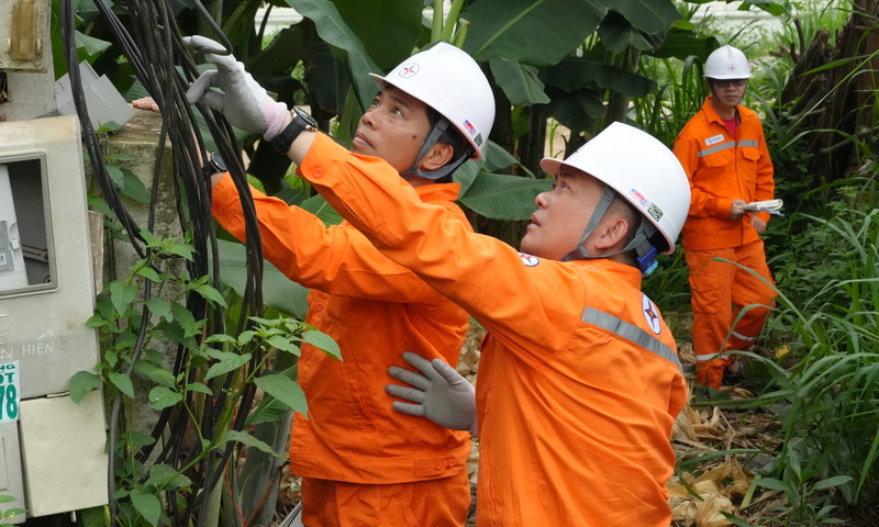 Ông Phạm Công Thành, Giám đốc Công ty Điện lực Nghệ An trực tiếp chỉ đạo chương trình ra quân thực hiện
