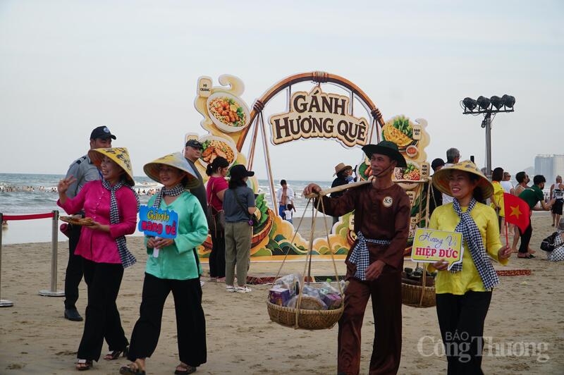 Trong ánh hoàng hôn bên biển Mỹ Khê, hơn 70 gánh hàng rong sẽ gánh bộ trên bãi cát, len qua dòng người cùng tiếng rao quen thuộc, tái hiện những hình ảnh mộc mạc đã gắn bó với ký ức của nhiều thế hệ người miền Trung.