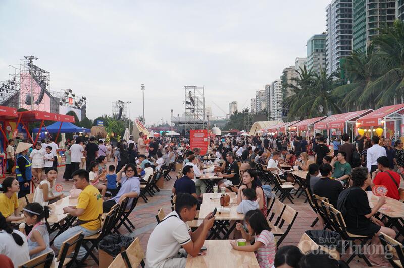 Người dân, du khách thưởng thức ẩm thực Đà Nẵng tại Công viên Biển Đông (TP. Đà Nẵng).