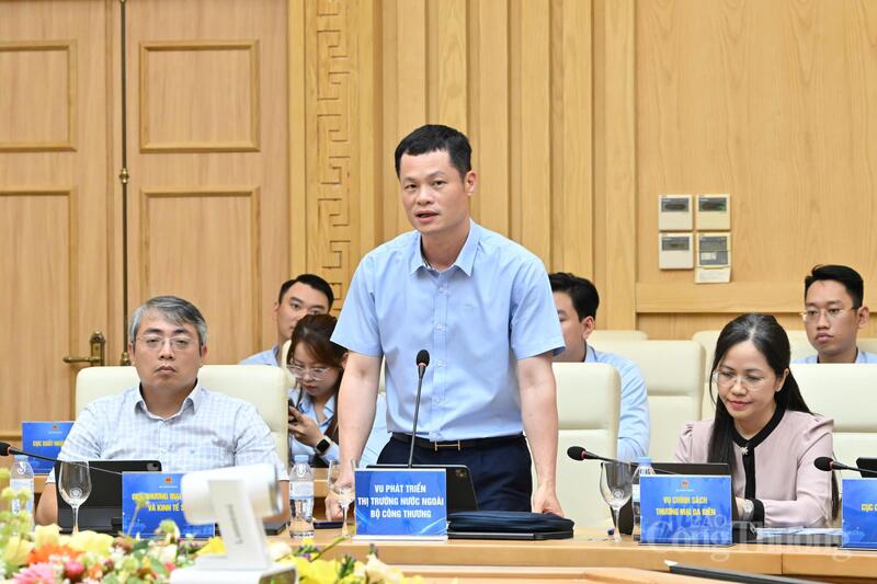 Quyền Vụ trưởng Vụ Phát triển thị trường nước ngoài Đỗ Quốc Hưng chia sẻ về những giải pháp phối hợp giữa hai đơn vị. Ảnh: Cấn Dũng