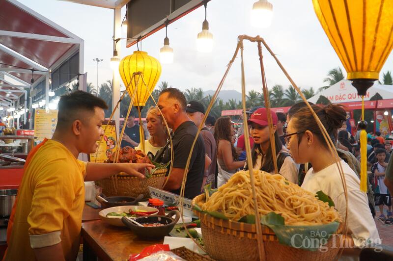 Lễ hội Đà Nẵng Food Tour 2026 là sự kiện văn hóa ẩm thực, du lịch thường niên quy mô cấp thành phố, diễn ra từ ngày 20 - 24/5/2026 tại Công viên Biển Đông, quảng trường biển Tam Thanh cùng nhiều địa điểm trên địa bàn thành phố với chuỗi hoạt động đa dạng, sáng tạo và giàu tính trải nghiệm.