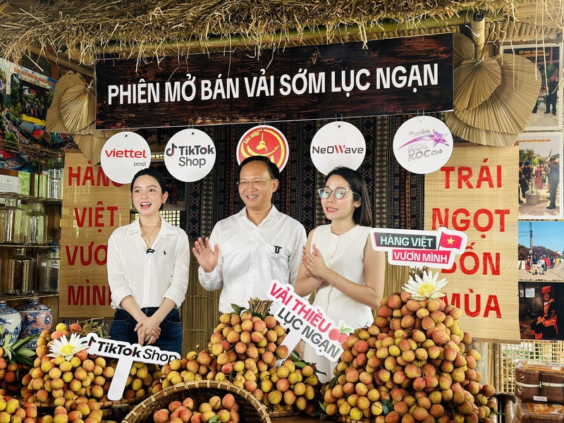 Phiên livestream có dự tham gia của ông Phạm Văn Thịnh cùng nhà sáng tạo nội dung Chu Thanh Huyền. Đây là lần thứ hai Phó Chủ tịch UBND tỉnh Bắc Ninh trực tiếp tham gia livestream bán vải thiều chín sớm. Chỉ sau 15 phút, phiên live đã thu hút hơn 20.000 người theo dõi, nhiều đơn hàng đã được chốt. Ảnh: Đ.N