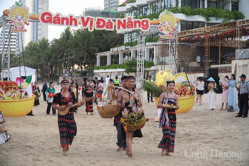 Đây được xem là một trong những hoạt động nổi bật và mới lạ nhất của mùa lễ hội năm nay, mang đến cách tiếp cận sáng tạo trong quảng bá văn hóa ẩm thực địa phương khi đưa hình ảnh gánh hàng rong, tiếng rao và nhịp sống đời thường bước vào không gian lễ hội hiện đại.