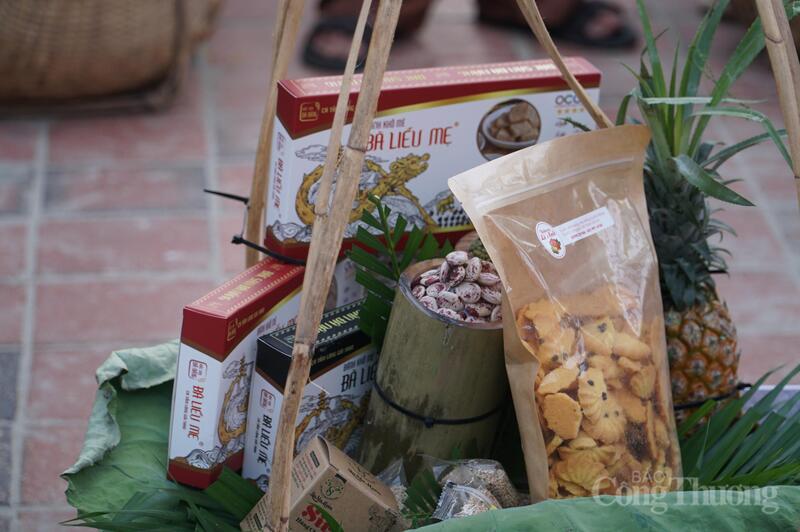 Ẩm thực xứ Quảng trong những gánh hàng rong khuấy động bãi biển Mỹ Khê (TP. Đà Nẵng).