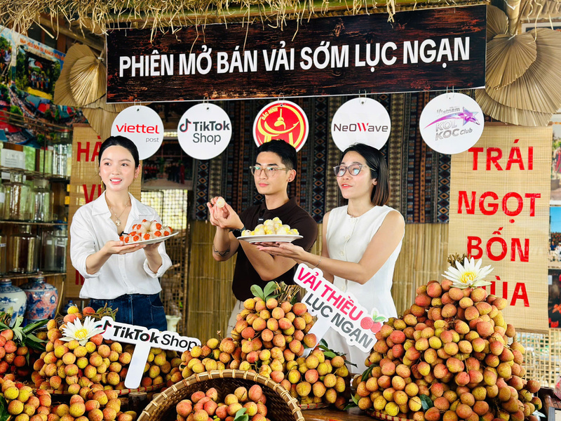 Không chỉ giới thiệu những sản phẩm vải đầu mùa chất lượng, các nhà sáng tạo nội dung còn giới thiệu nhiều món ăn dân dã, thân thuộc được chế biến cùng vải rất bắt mắt. Ảnh. Đ.N