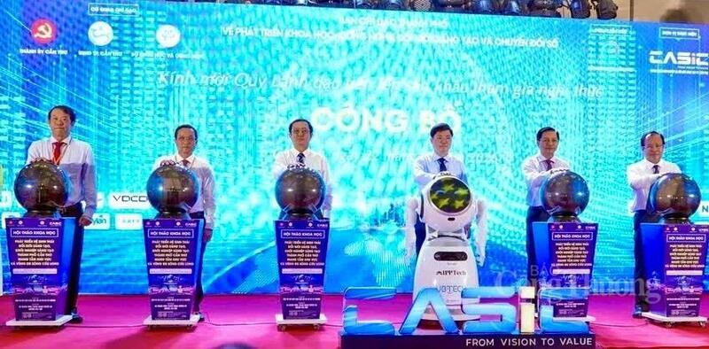 Các đại biểu thực hiện nghi thức ra mắt Quỹ phát triển khoa học, công nghệ và đổi mới sáng tạo. Ảnh: Khánh Ngọc.