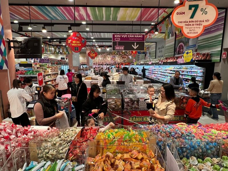 Quầy hàng bánh kẹo đầy ắp tại siêu thị Aeon Long Biên. Ảnh: Lam Giang