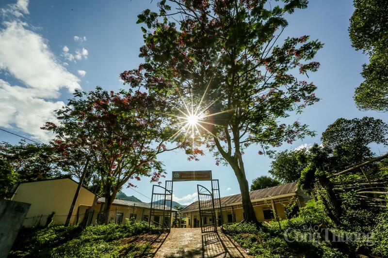 Với 59 em học sinh đang theo học tại điểm trường Đoàn Kết - Trường tiểu học Tén Tằn (xã Mường Lát), nơi đây được xem là một trong những điểm trường khó khăn nhất của tỉnh Thanh Hóa. Phần lớn học sinh là con em đồng bào dân tộc thiểu số Khơ Mú, điều kiện kinh tế gia đình còn thiếu thốn. Nhiều em mỗi ngày phải đi bộ qua những con dốc dài để đến lớp.