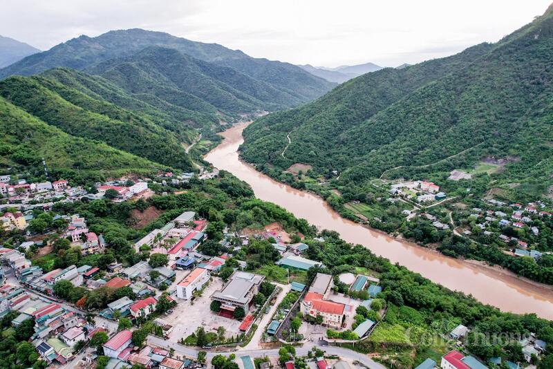 Giữa cái nắng gắt cuối tháng 5 ở xã biên giới Mường Lát, tỉnh Thanh Hóa, điểm trường Đoàn Kết nằm lặng lẽ bên sườn núi. Những dãy phòng học đã cũ, bộ bàn ghế bong tróc theo thời gian vẫn ngày ngày gắn bó với học sinh nơi đây. Ở nơi biên viễn còn nhiều khó khăn ấy, những đứa trẻ vẫn đến trường với đôi mắt háo hức, còn thầy cô vẫn âm thầm bám bản gieo chữ.