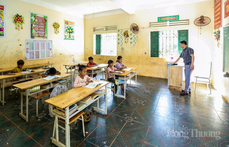 Điểm trường Đoàn Kết gồm có 3 phòng học và 1 văn phòng làm việc của giáo viên. Sau nhiều năm đưa vào hoạt động, điểm trường được tu sửa năm 2024. Tuy nhiên, phòng học đã bạc màu theo thời gian, những bộ bàn ghế gỗ cũ kỹ hiện ra với nhiều vết nứt, mặt bàn bong tróc, chân ghế xiêu vẹo, có chiếc đã mục phần chân phải kê thêm đá để giữ thăng bằng.
