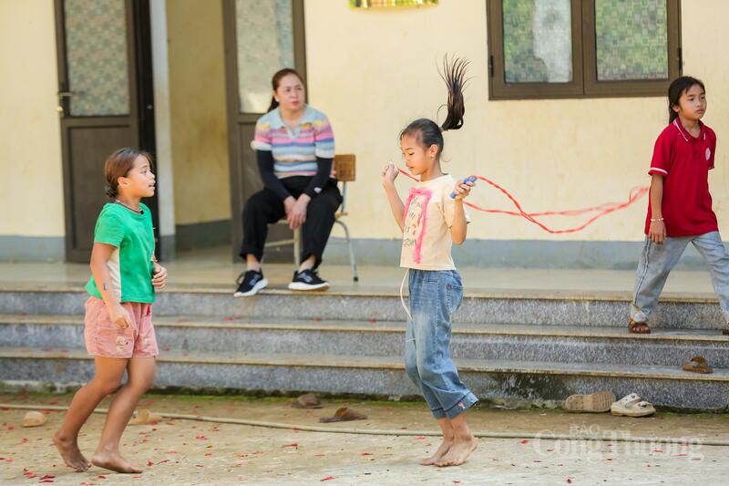 Các hoạt động thể chất của học sinh cũng gặp nhiều khó khăn. Sân chơi nhỏ nằm cạnh lớp học gần như không có dụng cụ thể dục đúng nghĩa. Những giờ học vận động của các em chỉ xoay quanh vài sợi dây nhảy và vài quả bóng hơi đã cũ.